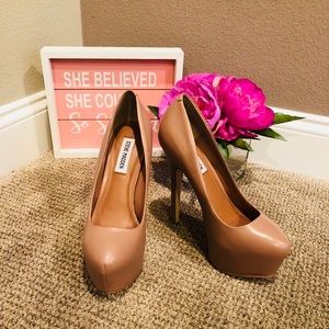 Steve Madden Dejavú Beige Leather Platform Pumps